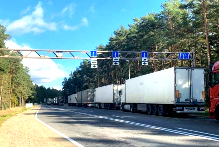 Черги вантажівок на кордоні стануть електронними