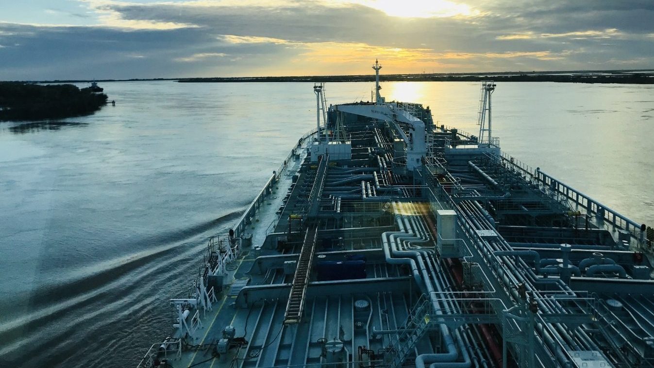 Грецькі танкерні компанії скорочують перевезення російської нафти після санкцій США